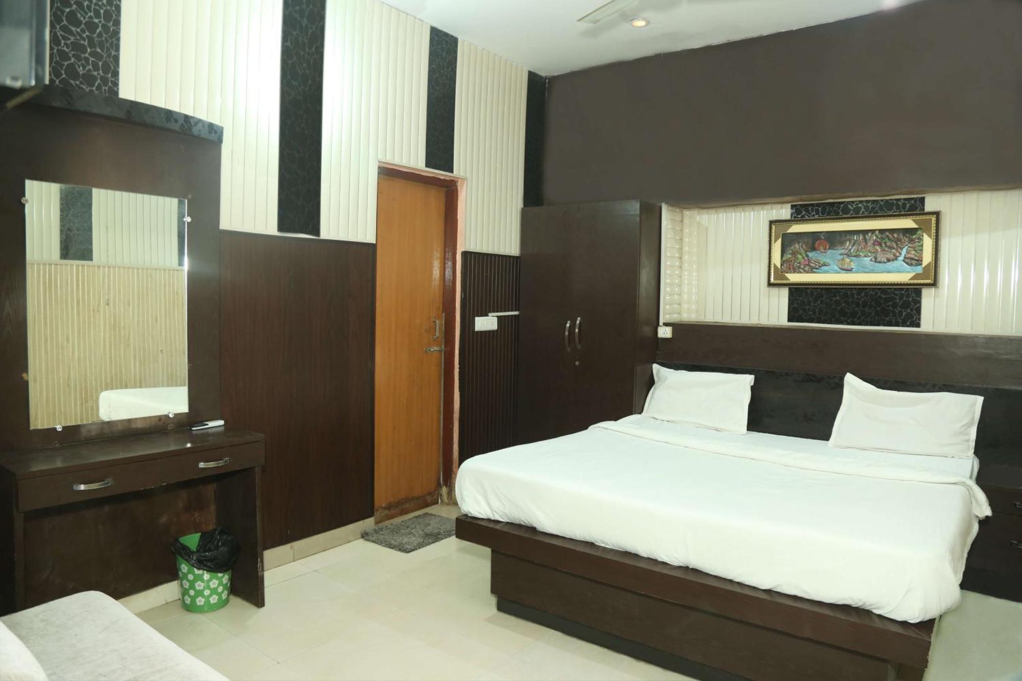 Radhika Hotel 2*