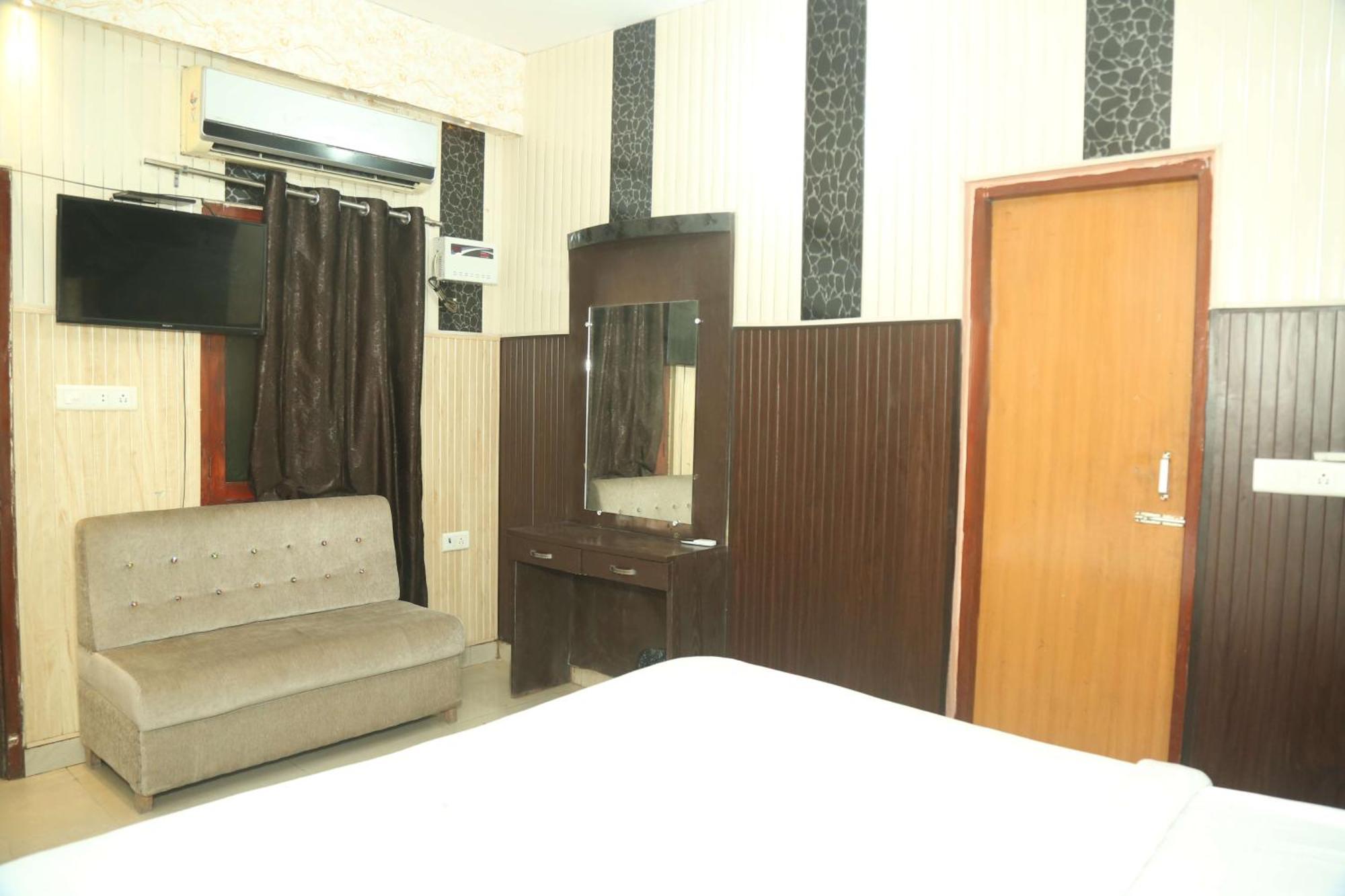 Hotel Radhika