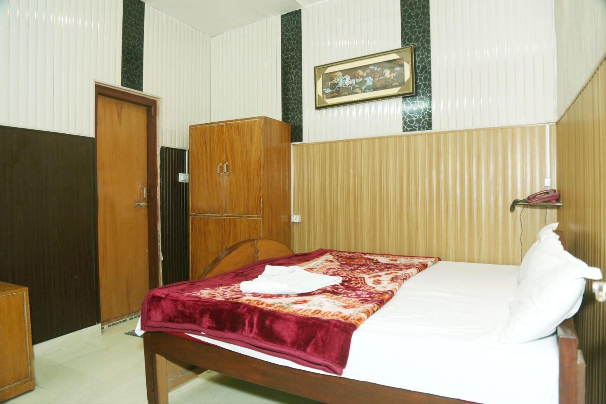 Hotel Radhika 2*