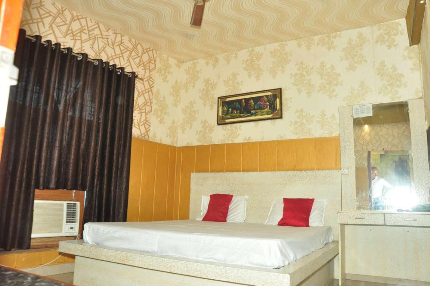 Hotel Radhika Lucknow