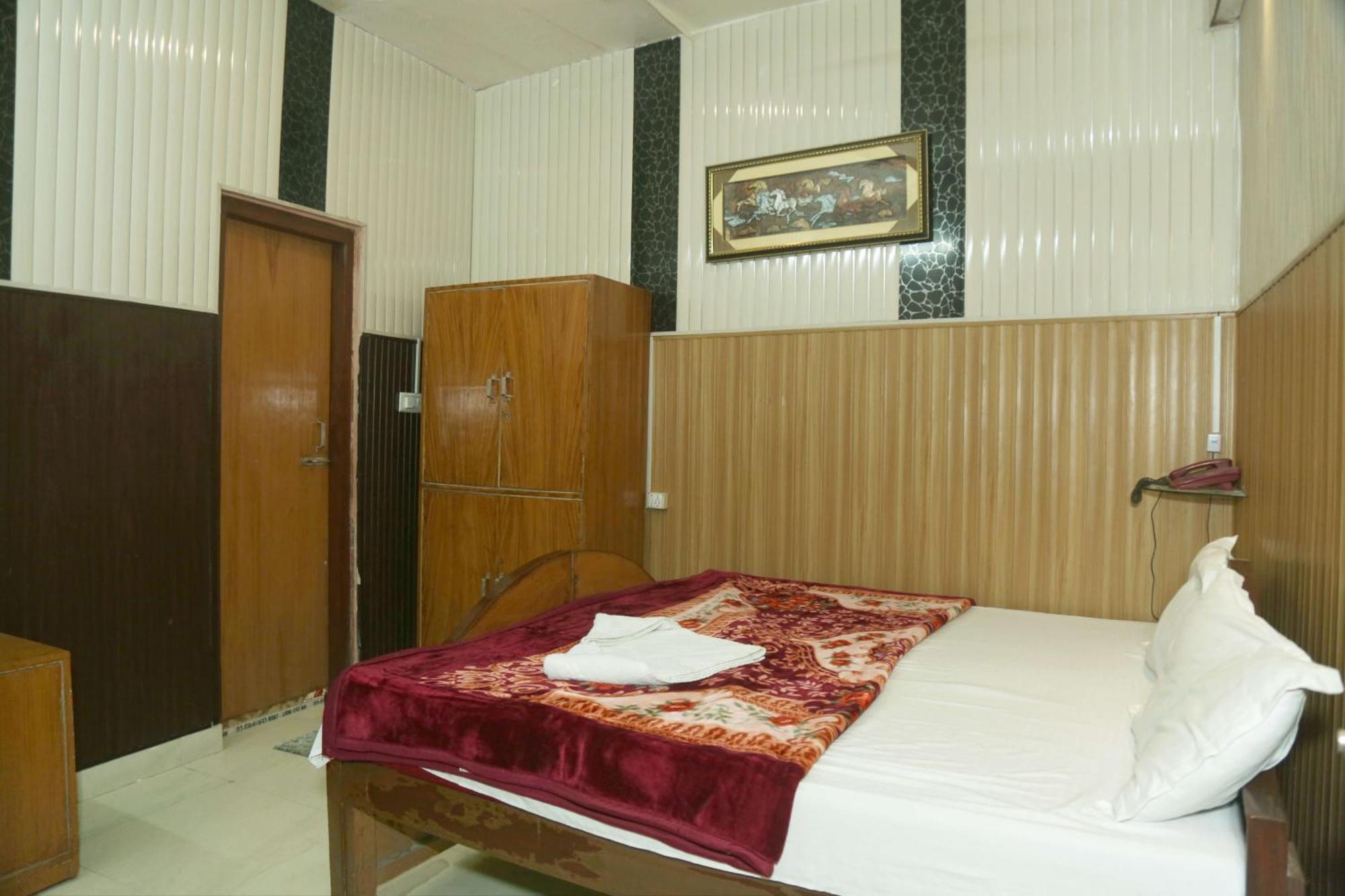Hotel Radhika 2*